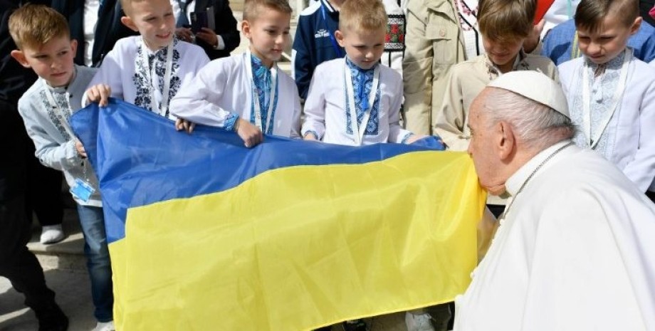 ватикан, папа римський, українці в італії, діти з україни,  папа римський поцілував український прапор