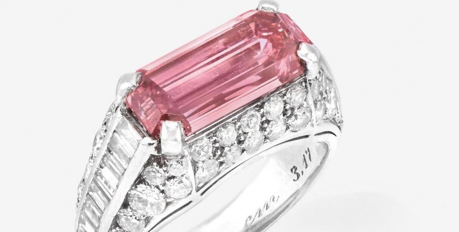 Платинова каблучка Bulgari з рідкісним рожевим діамантом 3,18 карата, оточеним 64 дрібними каменями