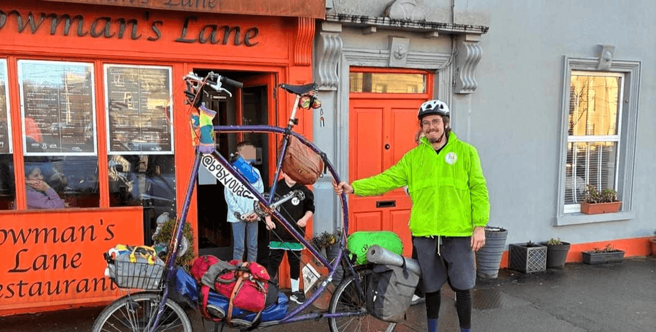 Велосипедист вызвал удивление людей: его байк выше большинства людей