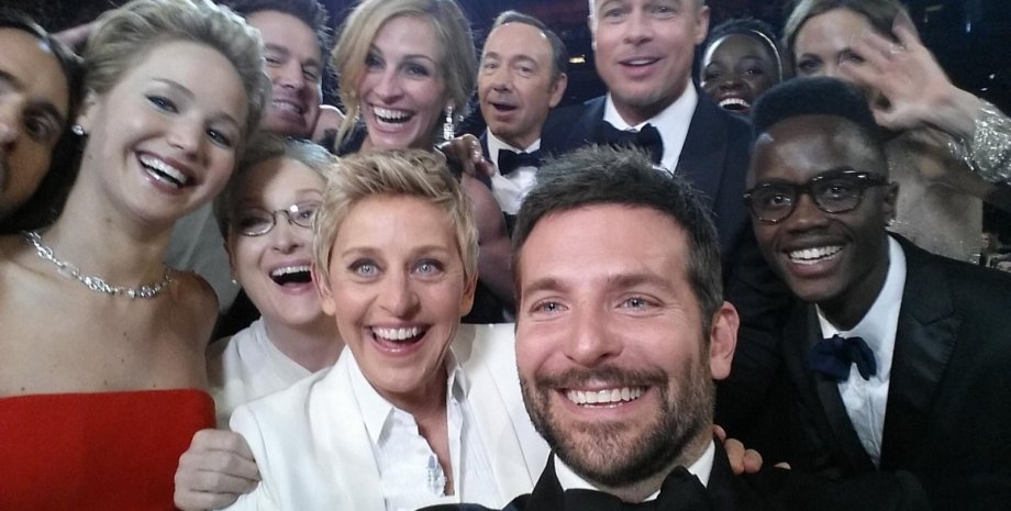 Знаменитое селфи знаменитостей на церемонии "Оскар" в 2014 году/Фото: Twitter Ellen DeGeneres