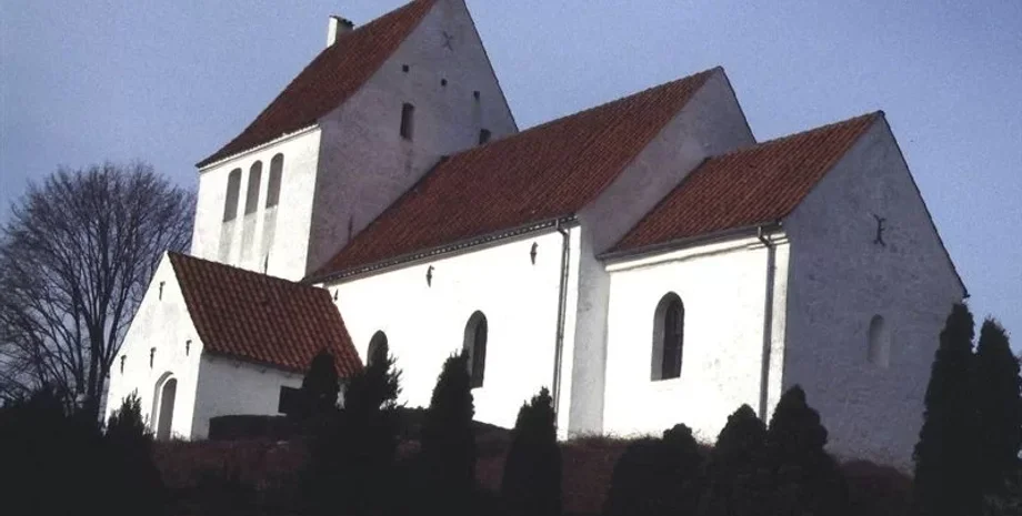 Дания, церковь, руны, латина, храм, надпись, руническая надпись, письменность, средневековье, долг, долговая расписка, Софийский собор, Киев, Галич, находка, история, писцы, юристы, расшифровка, исследование