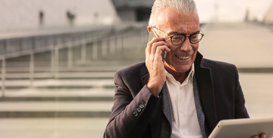 пенсионер, работающий пенсионер, мужчина на работе