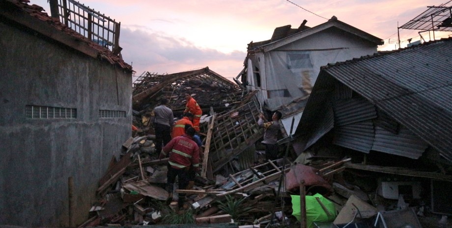 землетрясение в индонезии, в индонезии погибли 162 человека