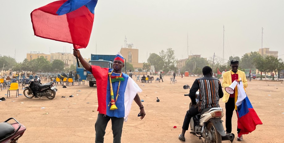 Африканці з прапорами РФ Африканці з прапорами РФ підтримують Росію