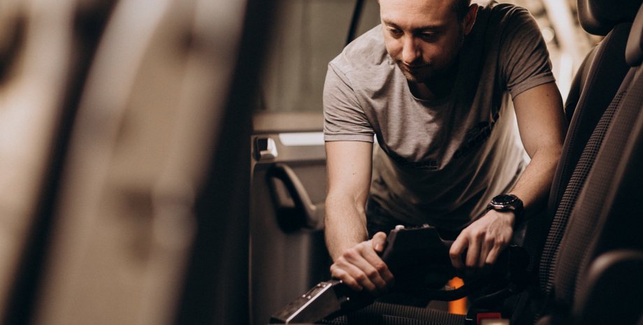 Чоловік прибирав авто та знайшов лотерейні квитки: знахідка зробила його багатим