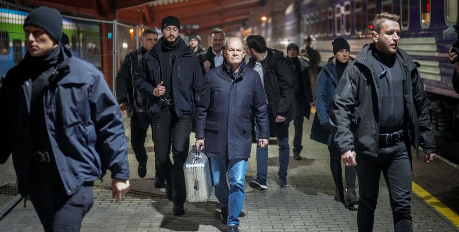 Олаф Шольц, Олаф Шольц в Україні, Олаф Шольц в Києві, Олаф Шольц валіза з якою він прибув в Київ