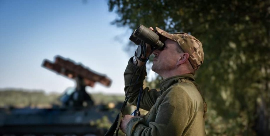 Украинский военнослужащий с биноклем ссу, война, бинокль, ппо