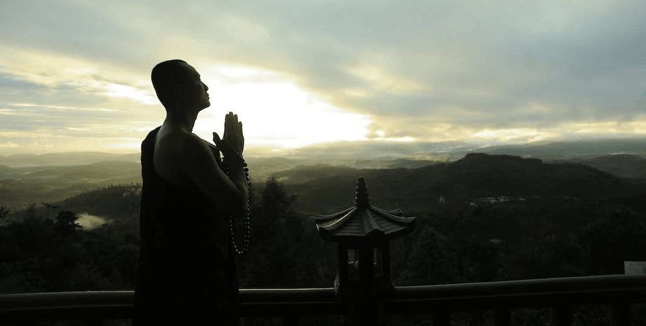 Монах, буддист, храм, лотерея, гроші, приз, ремонт храму, молитва