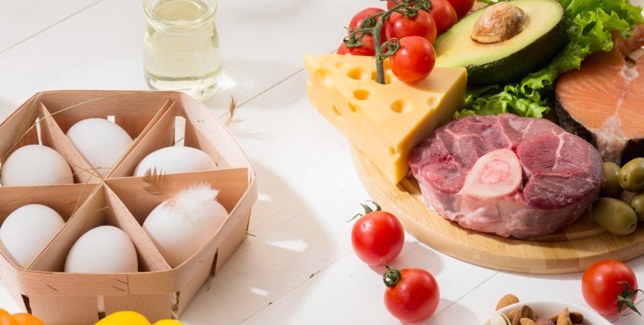 Продукты на белом столе Продукты на белом столе