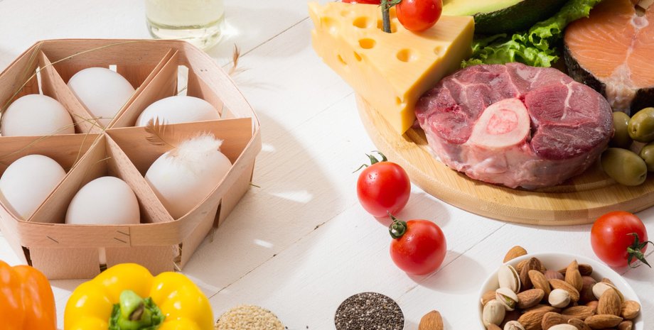 Продукты на белом столе