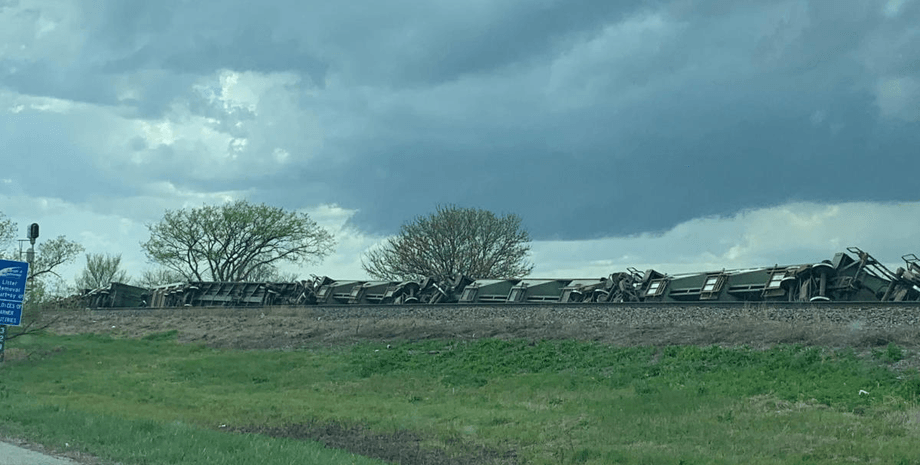 Торнадо опрокинул поезд, смерч, непогода, торнадо EF-3, шкала Фудзиты, срывает крыши, мощный торнадо, никто не пострадал