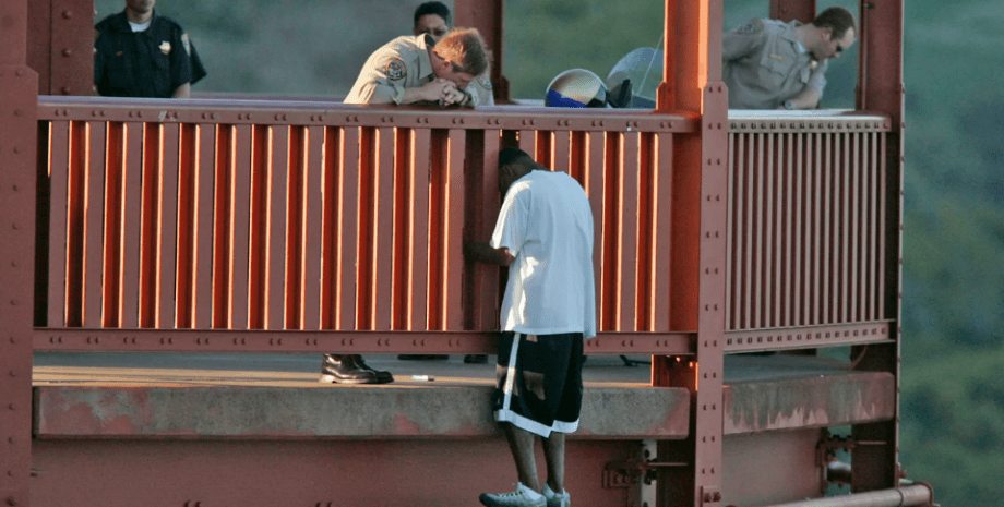 Кевин хотел прыгнуть с моста Кевин Берсия на мосту