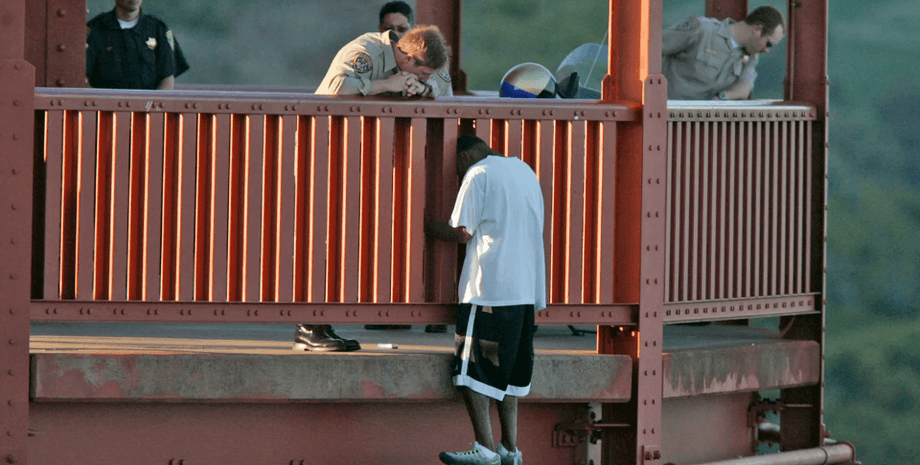 Кевин Берсия на мосту