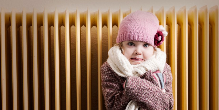 Девочка у батареи холод, батарея, ребенок, девочка, отопление, отопительный сезон