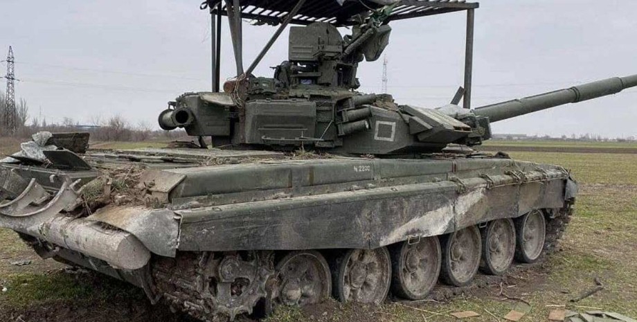 El tanque de exportación T-90C estaba equipado con un manga antitrono, REB y un ...