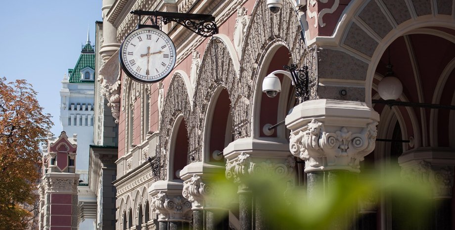 Национальный банк, вход в здание, часы