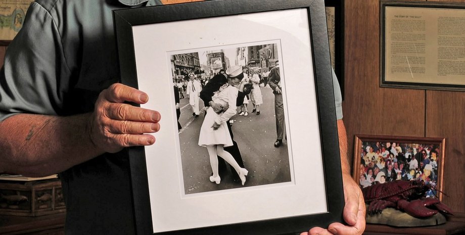 поцілунок, друга світова війна, поцілунок на таймс сквер, день перемоги, грета Циммер, джордж Мендоса