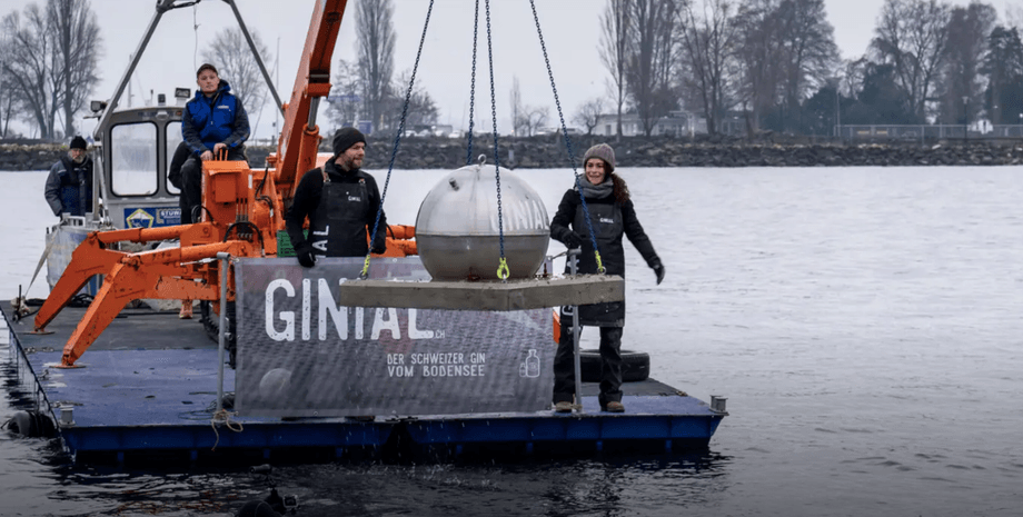 Водолази швейцарської алкогольної компанії