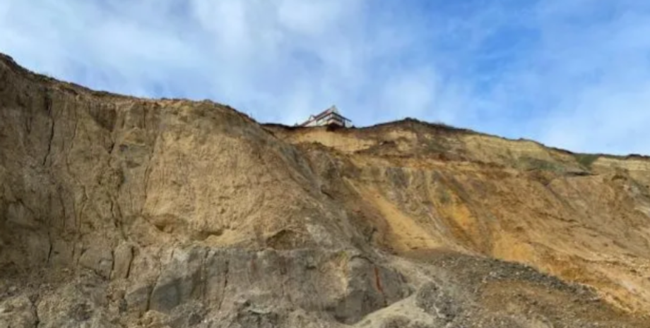 Потеряли дома из-за оползня, последствия стихии в Великобритании, эрозия земли, обвал, море, стихия, потеря жилья