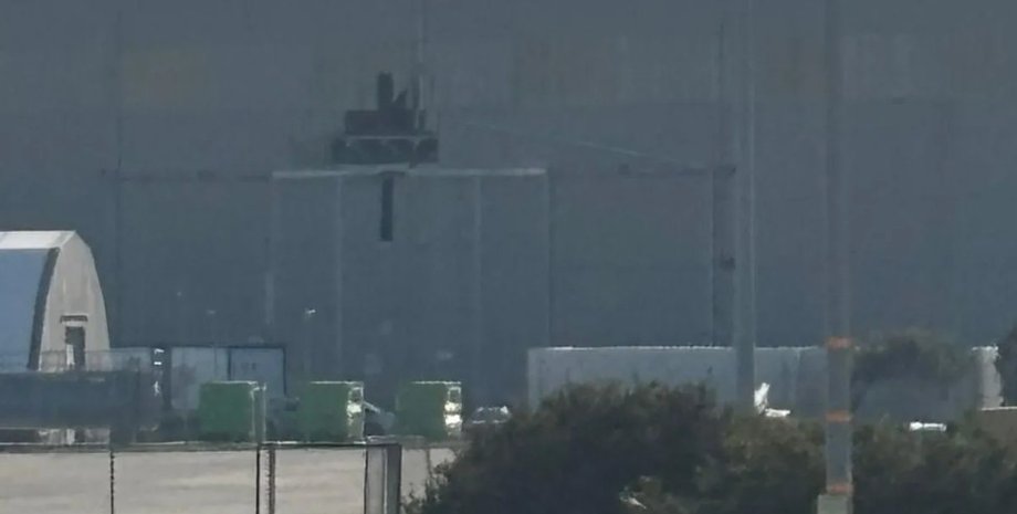 отверстие в стене ангара после удара Шахедов по базе на Кипре