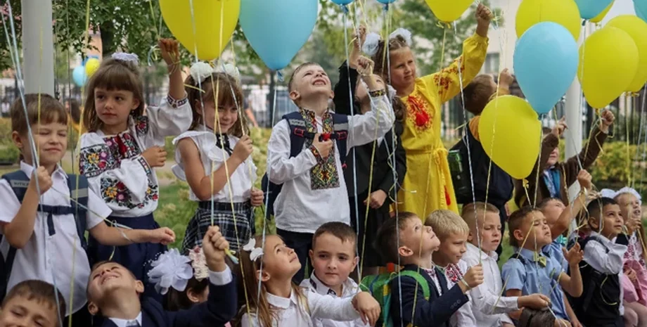 В Киеве на праздничных школьных линейках детей поздравили популярные персонажи Лабубу и Балерина Капучина