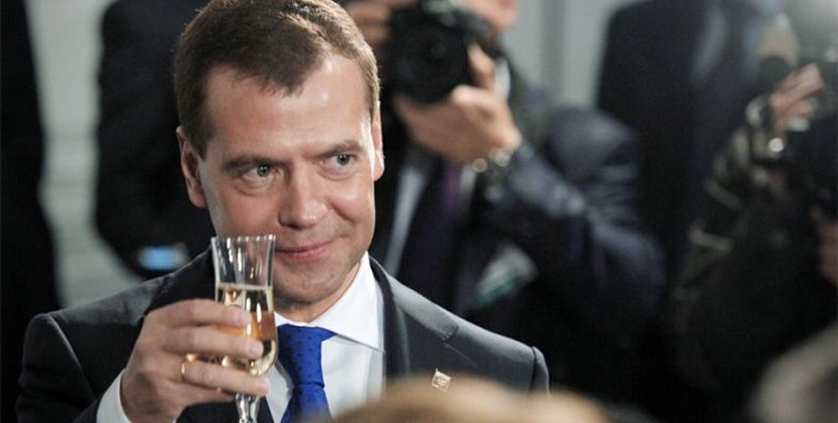 экс-президент Дмитрий Медведев, Медведев удары по спиртзаводам, Медведев удары по РФ, Медведев пьянство, Медведев мемы, Медведев угрозы