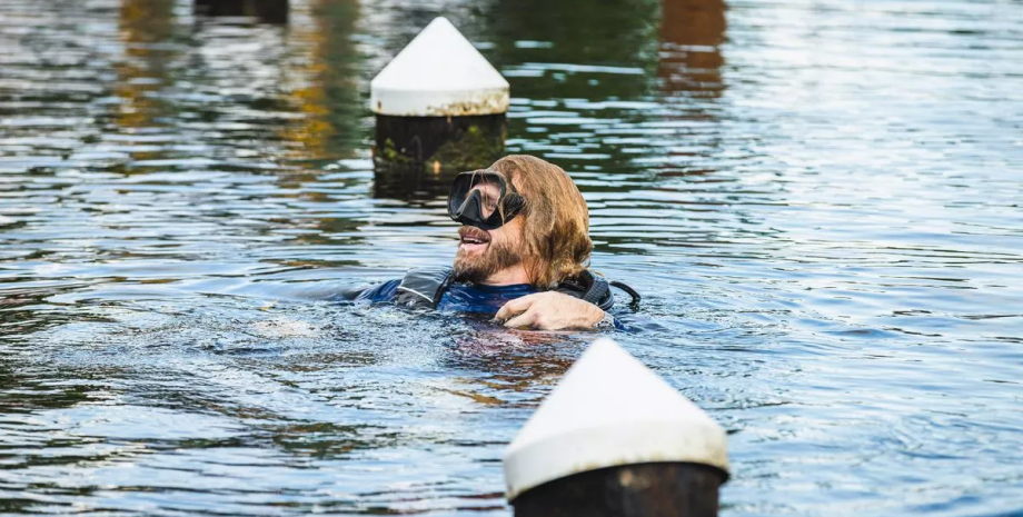 Мужчина прожил под водой 100 дней, доктор, бывший военный, водолаз, поставил рекорд, помолодел, уменьшение боли, под водой
