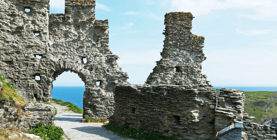 Замок Тинтагель, разрушенный замок, заброшенный замок, руины замка, портовая деревня, британская деревня, Камелот, легенды