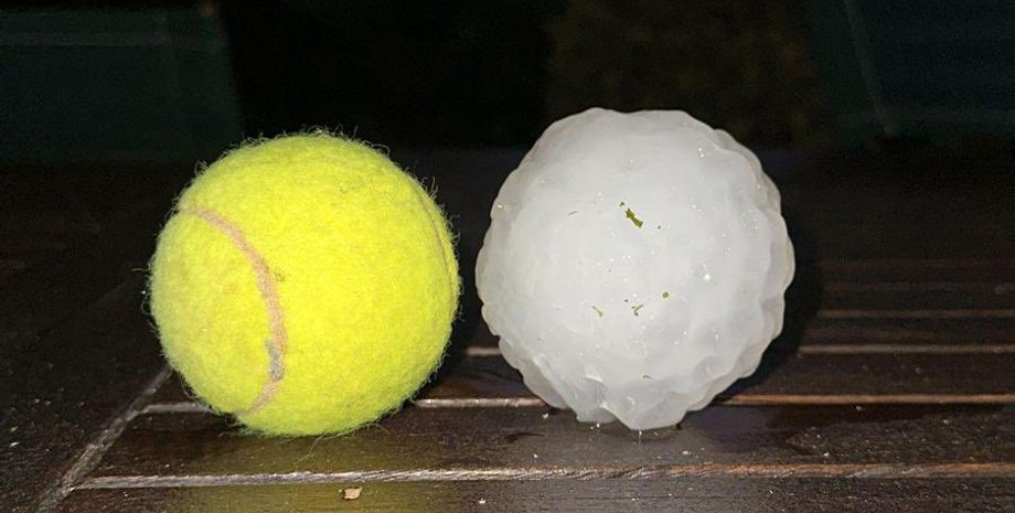 огромный град