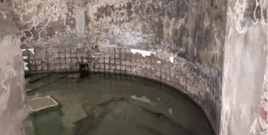 история, находка, Вторая мировая война, ночной клуб, стриптиз, миква, евреи, холокост, изгнанники, переселенцы, похоронное бюро, стриптиз, город, памятник