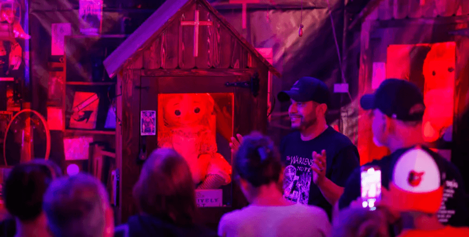 Дэн Ривера показывает куклу Аннабель