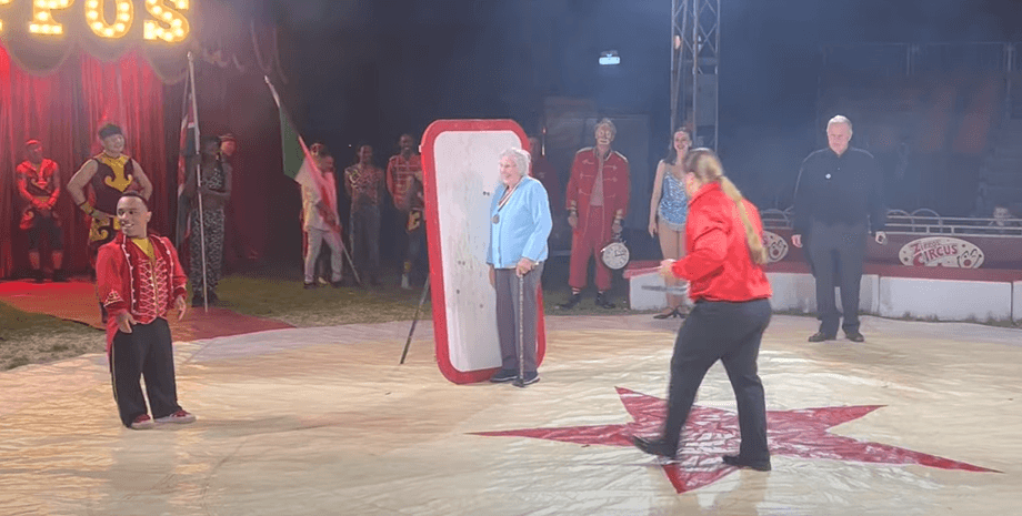 Цирк, пенсионерка, шоу, выступление, метание ножей, Zippo, артисты