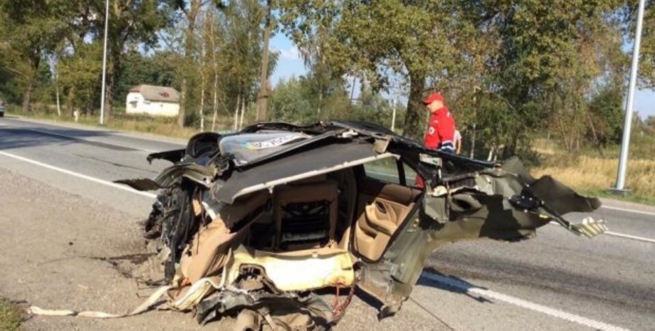 Подо Львовом в ДТП автомобиль разорвало пополам / Фото: Варта 1