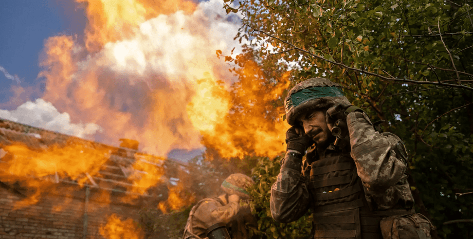 Бійці ЗСУ стріляють по окупантах на війні в Україні