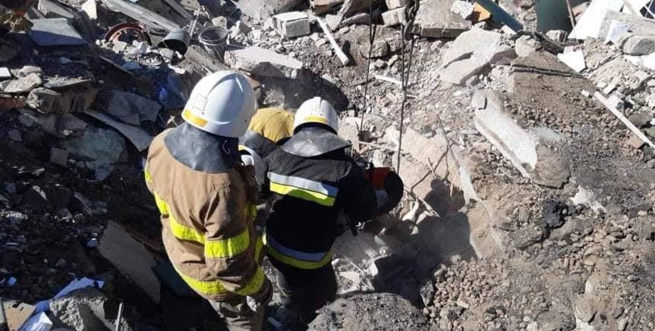 разбомбленная школа, завалы, спасатели