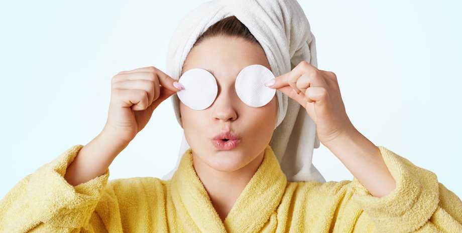 Девушка снимает макияж