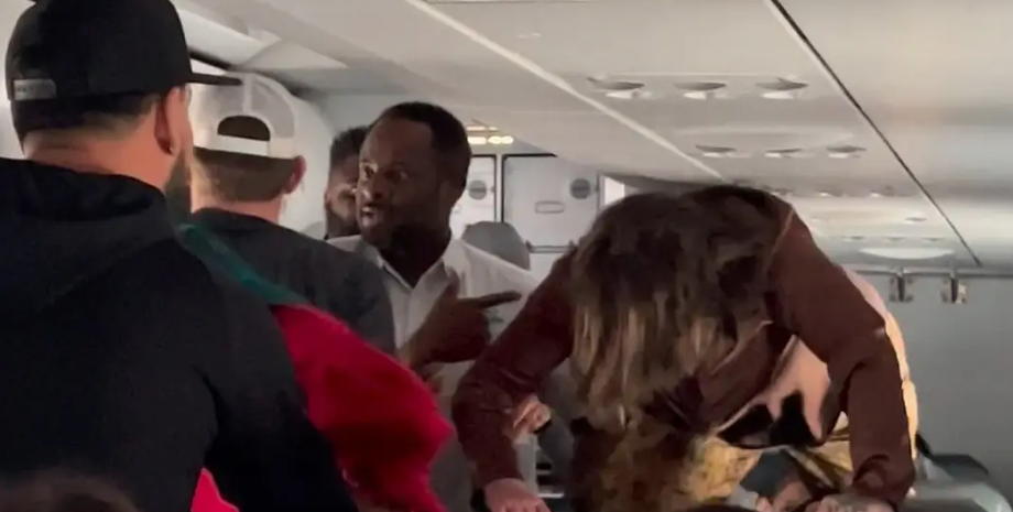 Одержимость дьяволом, видео, скандал на борту Frontier Airlines, дебош пассажирки, конфликт в самолете, курьезы