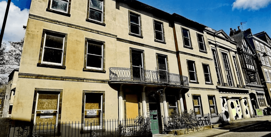 Заброшенный дом, дом дочери королевы Виктории, старинное здание, пристанище королевской семьи, таунхаус, дом принцессы Луизы