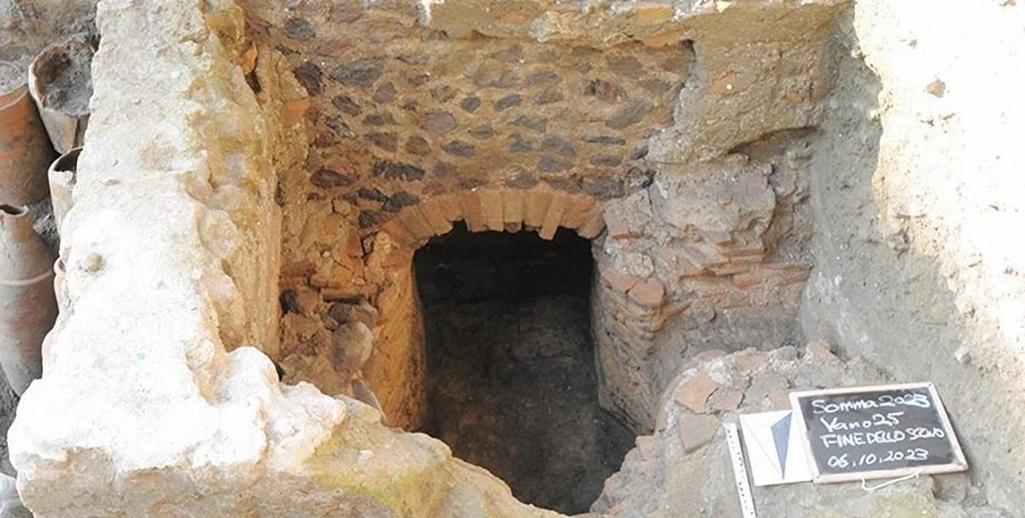 археологи, археология, раскопки, Италия, Август, Рим, император, Камапаня, здание, вилла, амфоры, печь, баня, руины, артефакт, история, пепел, вулкан, Везувий, извержение