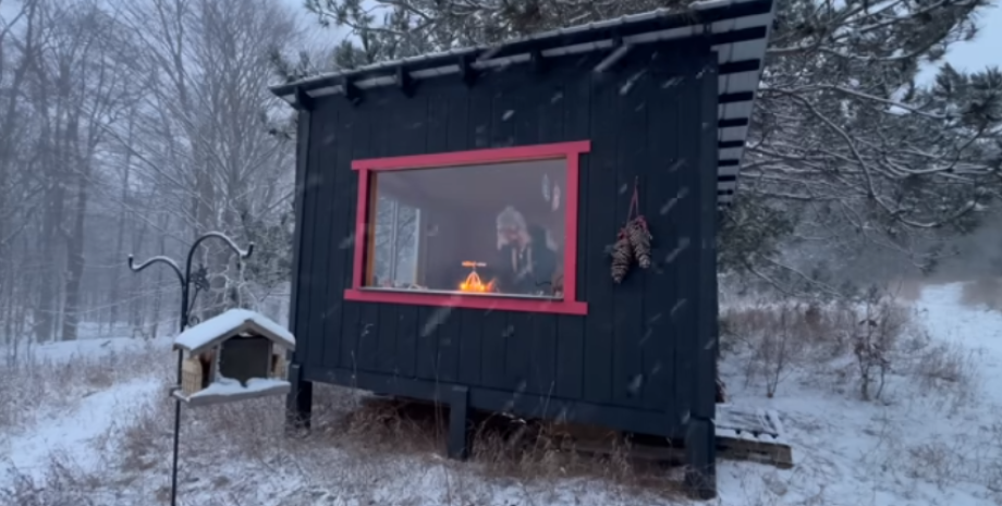 Известная блогерша показала построенный домик своими руками в лесу дом в лесу