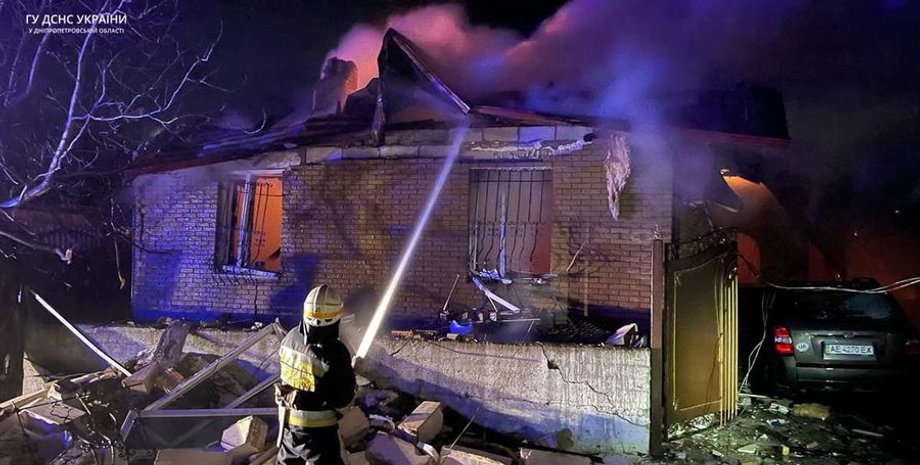 Пожар в Днепре ГСЧС тушат огонь пламя горит дом пылает