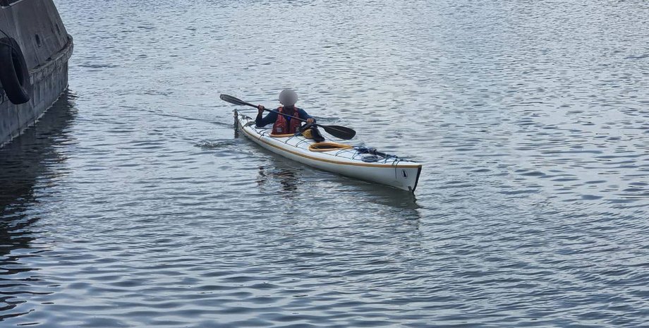 Француз на каяке, путешественник на каяке, мужчина на каяке