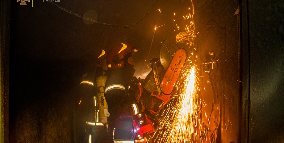 У Києві під час пожежі в багатоповерхівці загинула жінка