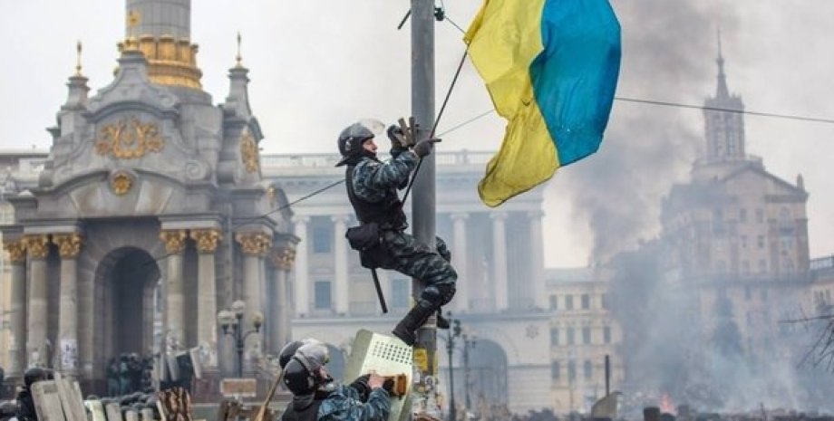 "Беркут" пытается снять украинский флаг на Майдане / Фото: "РИА Новости"