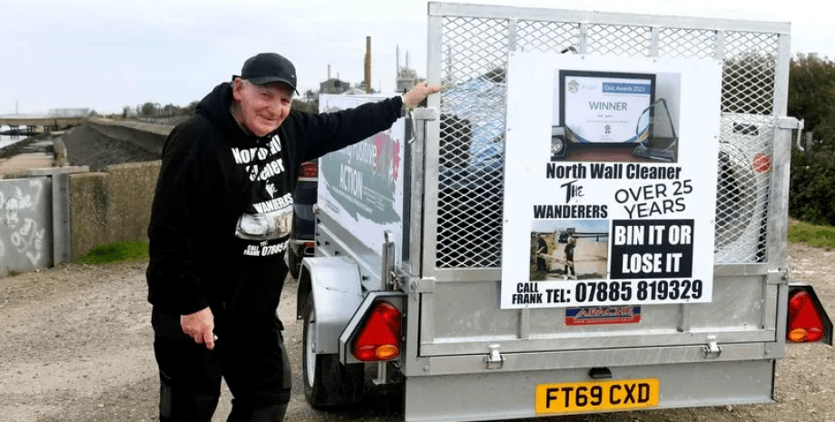 Чоловік 25 років збирає сміття 25 років збирає сміття, утилізація сміття, ліцензія, збір сміття, літній проєкт, пенсіонер, отримав нагороду, чистильник,