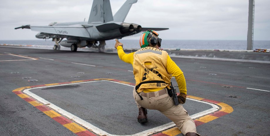 Самолет F/A-18 Super Hornet на палубе авианосца, авианосец,самолет упал в красное море