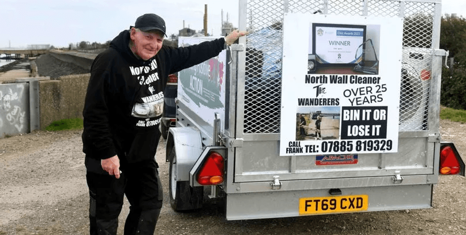 25 лет собирает мусор, утилизация мусора, лицензия, сбор мусора, летний проект, пенсионер, получил награду, чистильщик,