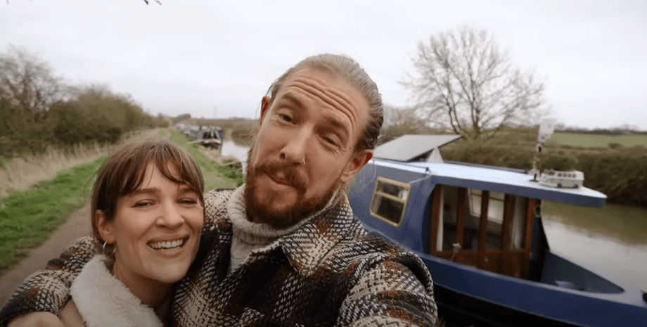 Супруги живут на лодке, необычный дом, уникальный дом, дом на воде, уникальное жилье, фюзеляжная лодка, живут на корабле