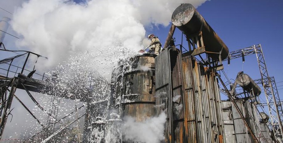 Тушение пожара на Луганской ТЭС после обстрела 9 октября / Фото: ЕРА/UPG