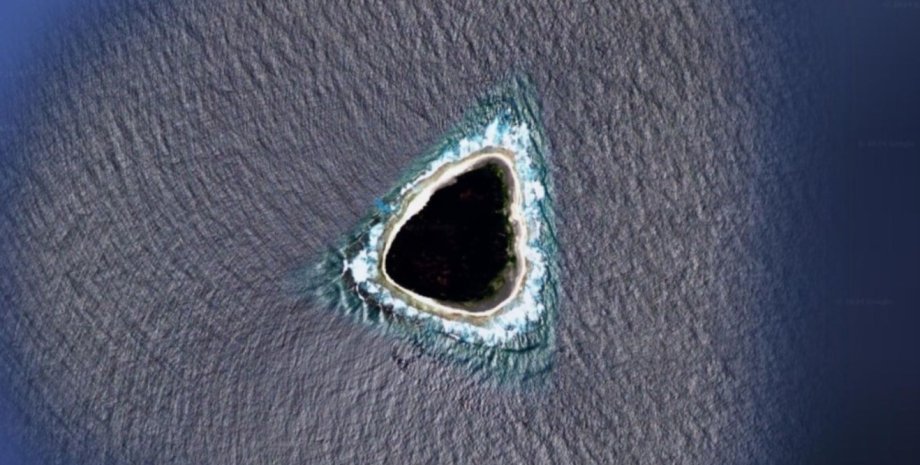 черная дыра, таинственный остров, остров в океане, Google Earth, карты Google Earth, странные места на Земле, странности Google Earth, Google Earth странные места
